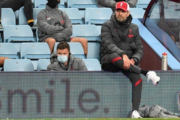 Trenér Liverpoolu Jürgen Klopp sleduje kolaps svého týmu v utkání s Aston Villou.