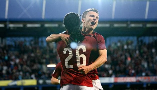 Fotbalista David Lafata ze Sparty Praha oslavuje gól na 2:0 se spoluhráčem Costou.
