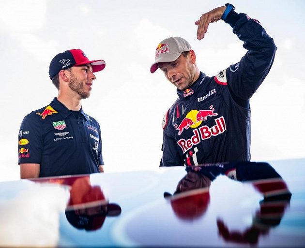 Francouzský jezdec stáje Red Bull Racing Pierr Gasly (vlevo) naslouchá výkladu Martina Šonky.