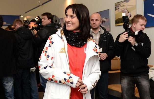 Akrobatická lyžařka Nikola Sudová před odletem do Soči na Zimní olympijské hry dne 30. ledna 2014 na kbelském letišti.