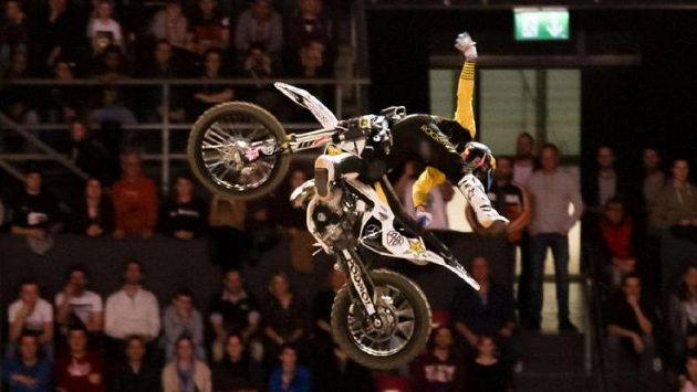 Freestyle motokrosař Libor Podmol boural před závodem MS, když vezl roztleskávačku. Triky ve vzduchu pak zvládl bez problémů.