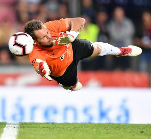 Opavský brankář Šrom inkasuje gól v utkání na Letné. Sparta doma nad nováčkem zvítězila.