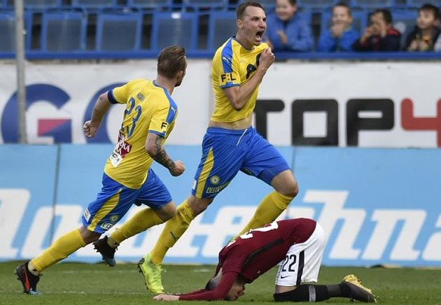 Teplický Michal Jeřábek (uprostřed) se raduje z gólu, který poslal pohárový duel se Spartou do prodloužení.