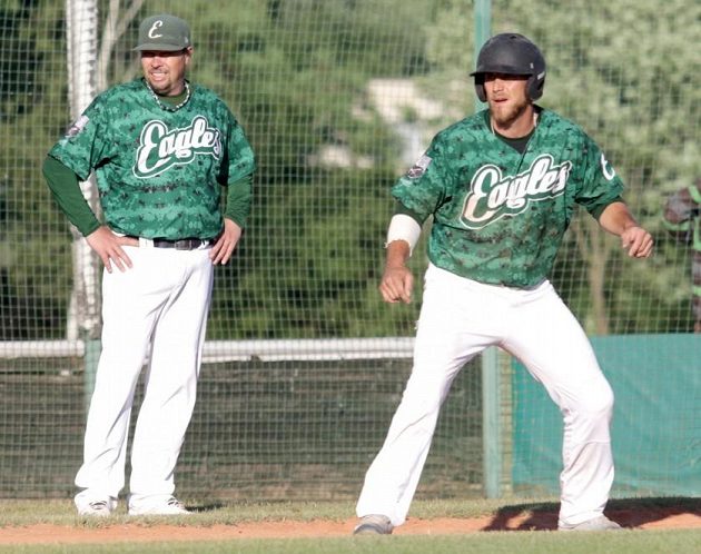 Trenér Vladimír Chlup (vlevo) sleduje zápas baseballistů Eagles Praha.