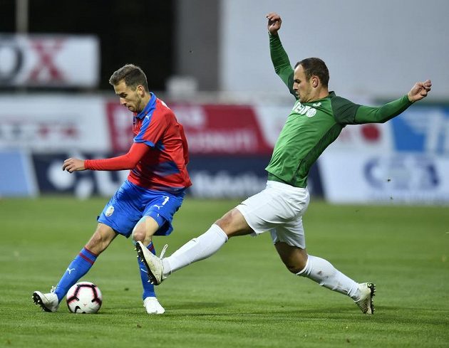 Zleva Tomáš Hořava z Plzně a jablonecký David Lischka v utkání 9. kola fotbalové ligy.