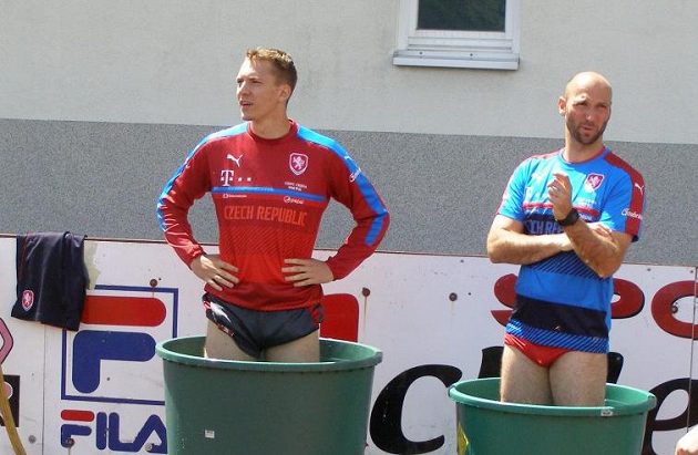 Útočník Lukáš Juliš a kondiční trenér Pavel Rada v ledové lázni při soustředění v Rakousku.