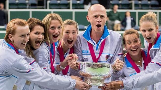 Český fedcupový tým s trofejí pro vítězky Fed Cupu v Praze.