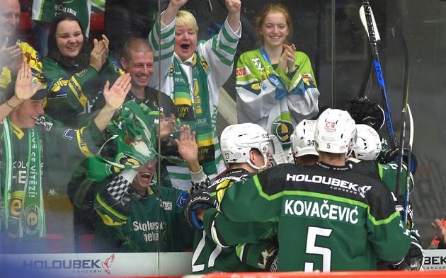 Karlovarští hráči se radují z gólu spolu s fanoušky v barážovém utkání s Kladnem.