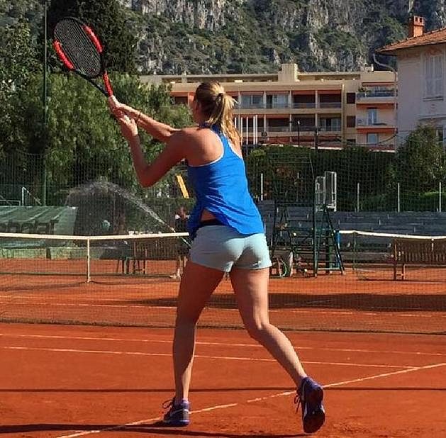 Dvojnásobná vítězka Wimbledonu tenistka Petra Kvitová začala po zranění levé ruky z prosincového přepadení s tenisem. První údery na kurtu zkoušela v Monte Carlu, ale o návratu do turnajů zatím nemluví.