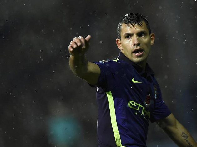 Argentinský útočník Sergio Agüero z Manchesteru City zařídil dvěma góly na stadiónu Loftus Road remízu svého týmu proti Queens Park Rangers.
