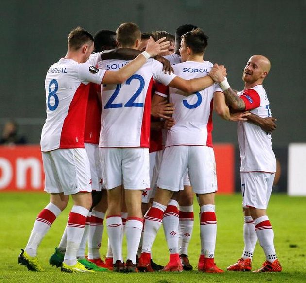 Radost fotbalistů Slavie. Po parádní trefě Josefa Hušbauera v nastavení prvního poločasu vedli Pražané v utkání Evropské ligy na hřišti Maccabi Tel Aviv 1:0.