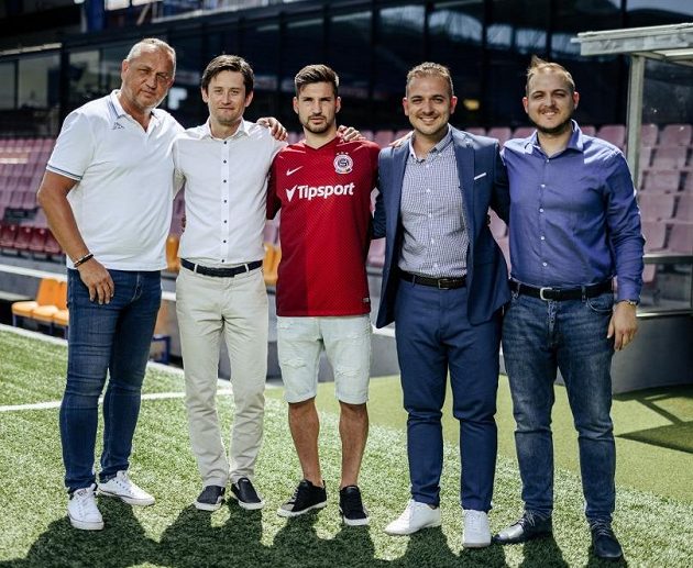 Michal Trávník oblékl rudý dres ve společnosti sparťanské legendy Tomáše Rosického a manažerské dynastie Zíků.