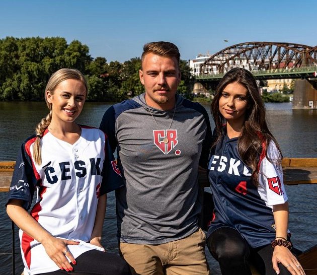 Zkušený polař Martin Mužík si u Vltavy rád zapózoval s hosteskami...