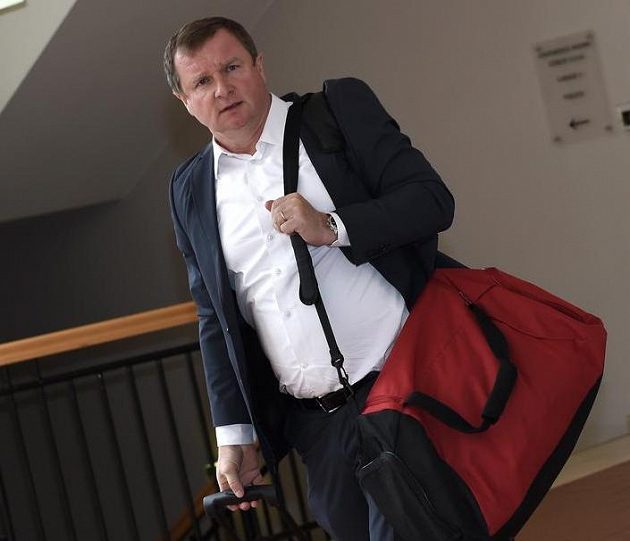 Trenér české fotbalové reprezentace Pavel Vrba přichází na sraz národního týmu před přátelským utkáním s USA a utkáním kvalifikace ME 2016 s Nizozemskem.