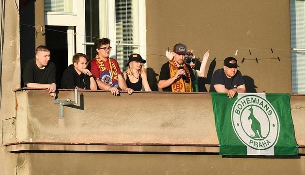 Fanoušci našli způsob, jak sledovat fotbalové derby mezi Bohemians a Spartou.