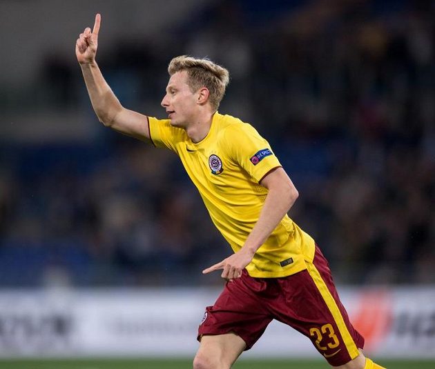 Ladislav Krejčí oslavuje gól na 2:0 proti Laziu na Olympijském stadiónu v Římě.