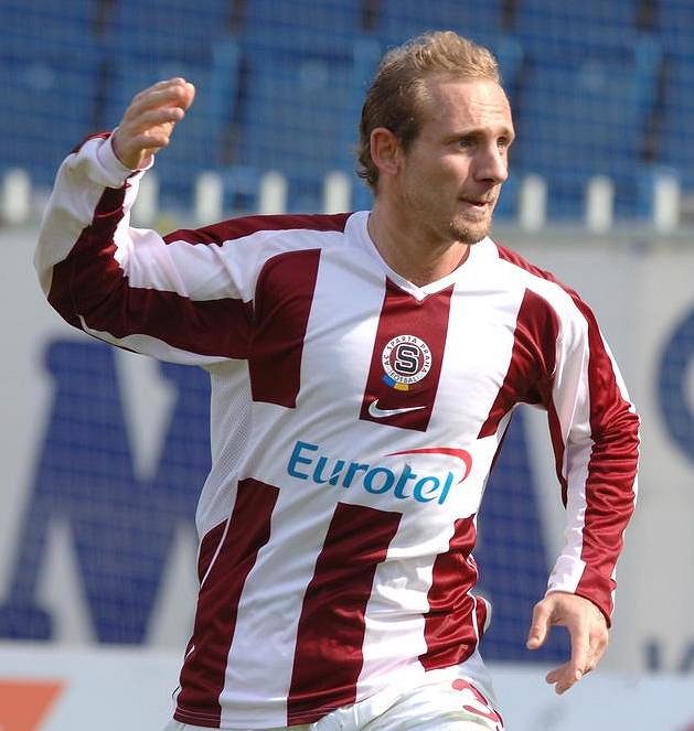 Útočník Sparty Praha Mauro Lustrinelli oslavuje gól během ligového utkání v Olomouci, které se hrálo 15. dubna 2006.