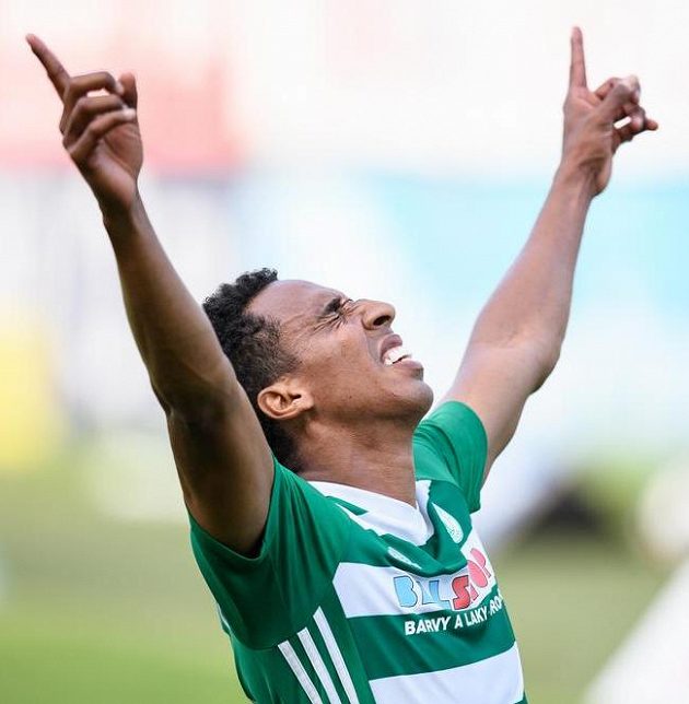 Jhon Mosquera z Bohemians oslavuje svůj druhý gól během utkání ve skupině o Evropu se Slováckem.