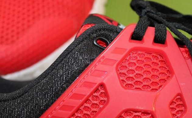 Reebok Hexaffect Run 4.0: Očko pro tkanici tvoří kvalitní dutý nýtek.