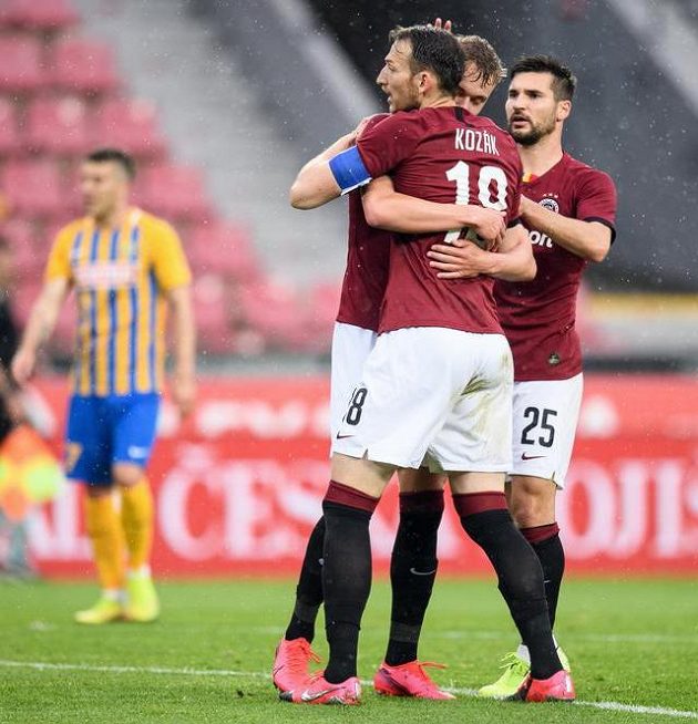 Fotbalisté Sparty Praha Libor Kozák, Adam Karabec a Michal Trávník oslavují gól.