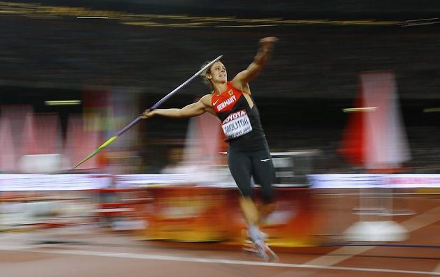 Němka Katharina Molitorová a její poslední pokus - oštěp doletěl do vzdálenosti 67,69 metrů, což byl zlatý výkon.