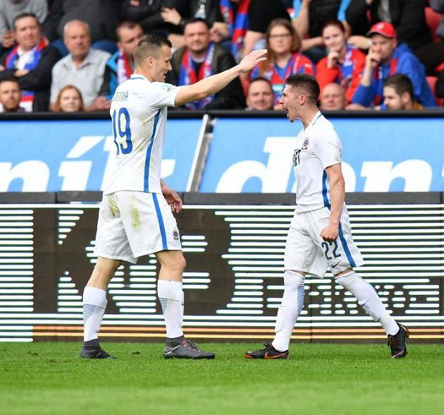 Lukáš Štetina gratuluje Srdjanu Plavšičovi. Centr srbského štírka si srazil za záda vlastního brankáře Řezník.