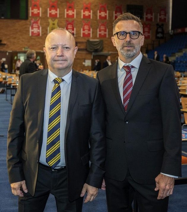 Petr Fousek (vlevo) a Karel Poborský ještě před volbou předsedy FAČR v Nymburce.
