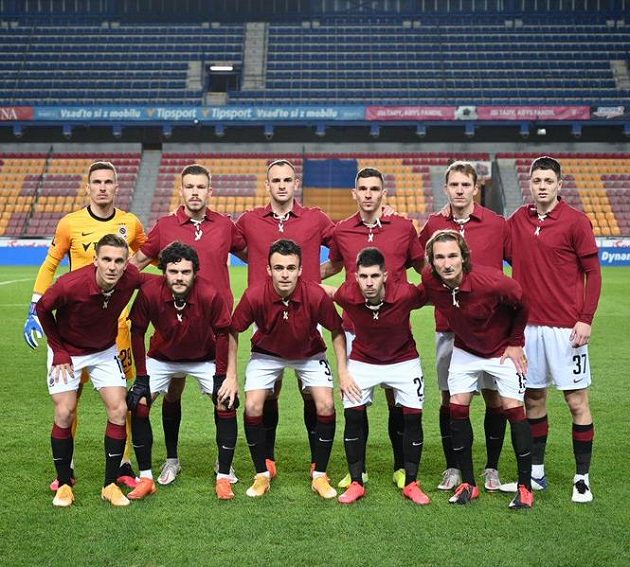 Fotbalisté Sparty nastoupili proti Dynamu v retro dresech.