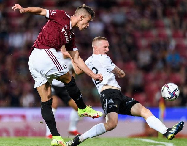 Adam Hložek ze Sparty Praha střílí gól na 1:0 během utkání s Hradcem Králové.