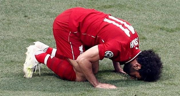 Liverpoolský kanonýr Mohamed Salah slaví poté, co proměnil penaltu ve finále Ligy mistrů proti Tottenhamu.