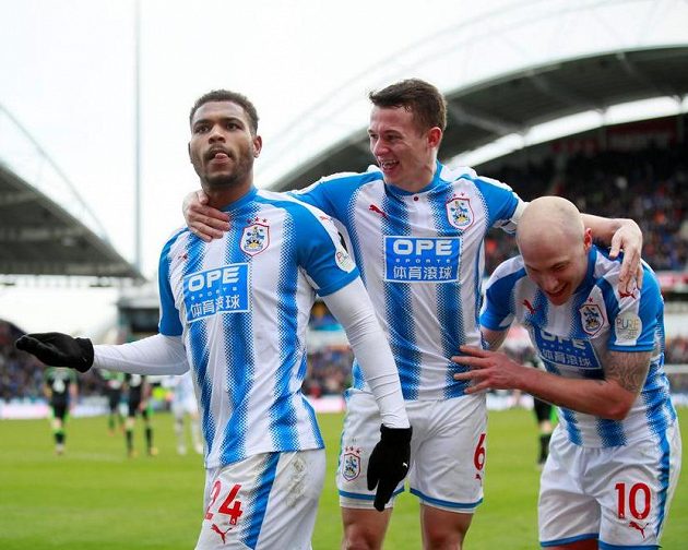 Hráči Huddersfieldu se radují. Zleva Steve Mounie, Jonathan Hogg a Aaron Mooy.