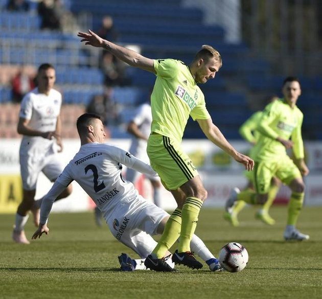 Zleva Dominik Janošek ze Slovácka a Ján Krivák z Karviné.