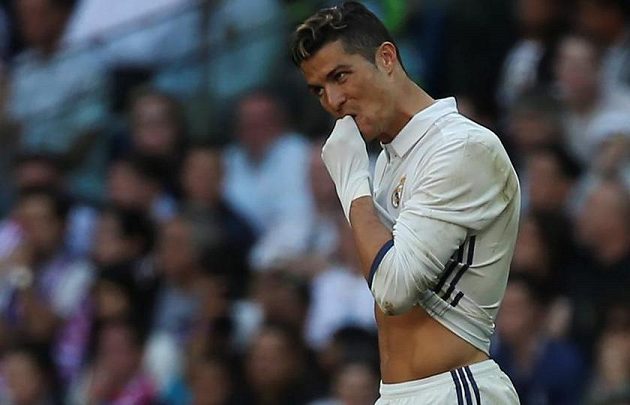 To snad ne! Hvězda Realu Madrid Cristiano Ronaldo se netváří zrovna spokojeně, když Atlético srovnalo stav derby na 1:1. Zápas o krále Madridu neměl vítěze.