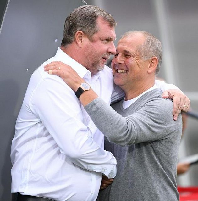 Přátelské setkání dvou bývalých trenérů české reprezentace - Pavel Vrba (vlevo) a Petr Rada.