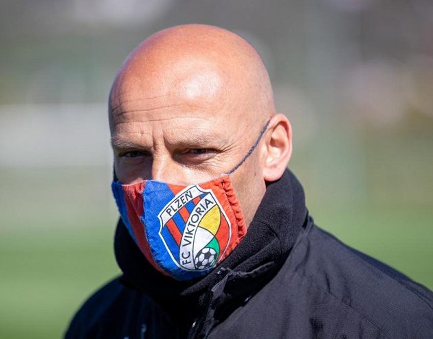 Trenér Adrian Guľa při prvním společném tréninku Plzně po "koronavirové" přestávce.