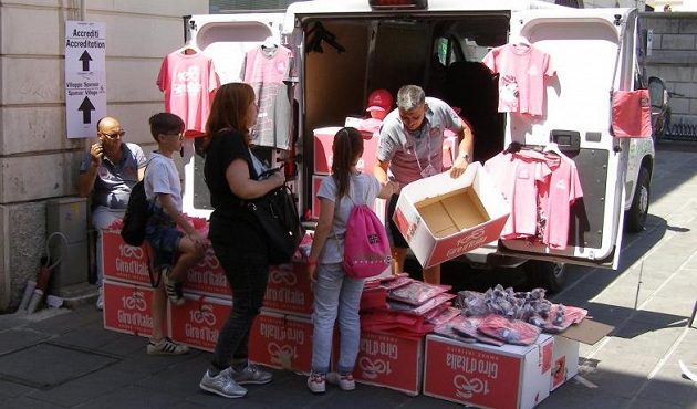 Když se jede slavné Giro d'Italia, je v Itálii cyklistika sportem číslo 1. V celé zemi vládne růžové šílenství.