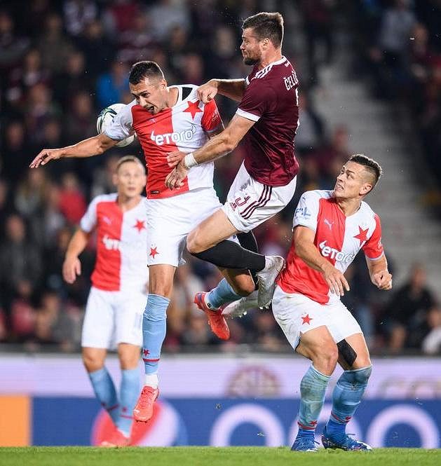 Zleva Ivan Schranz ze Slavie, Ondřej Čelůstka ze Sparty a Tomáš Holeš ze Slavie během derby.