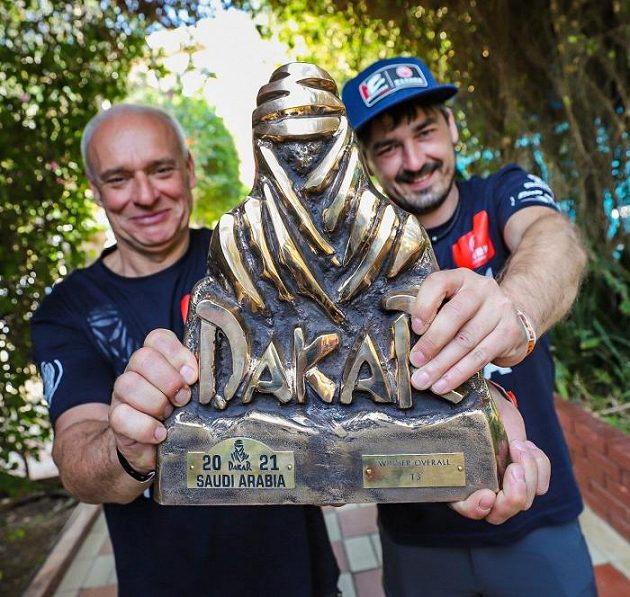 Posádka Josef Macháček a Pavel Vyoral s trofejí za vítězství v Rallye Dakar.