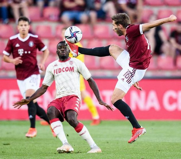 Michal Sáček (vpravo) ze Sparty Praha během utkání 3. předkola Ligy mistrů s Monakem.