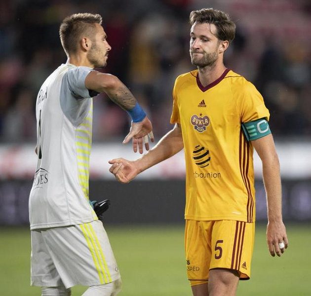 Fotbalisté Dukly Praha Filip Rada (vlevo) a Marek Hanousek po porážce na Spartě.