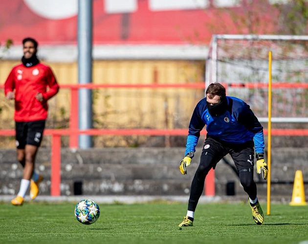 Ondřej Kolář při prvním tréninku Slavie Praha v osmičlenných skupinách.