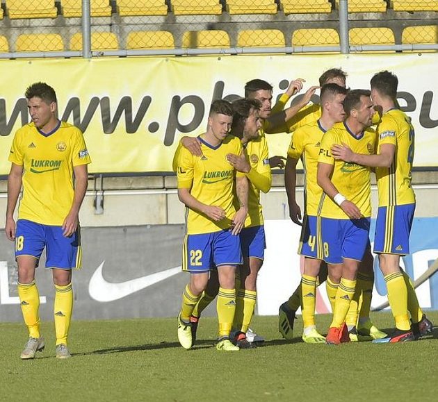 Fotbalisté Zlína se radují z gólu.