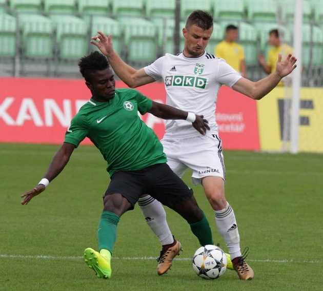 Emmanuel Antwi z Příbrami (vlevo) a Benjamin Čolič z Karviné.