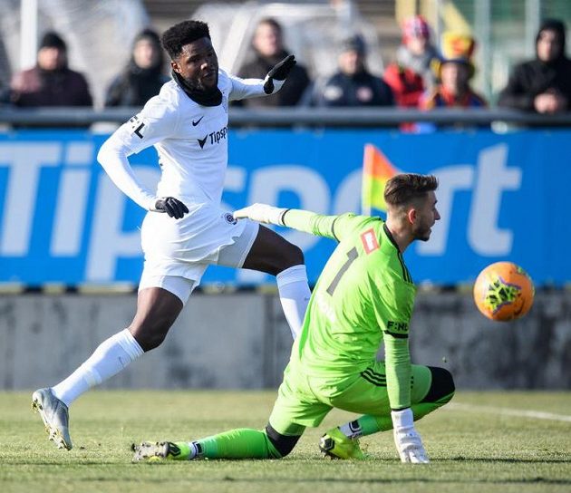 Benjamin Tetteh ze Sparty střílí svůj druhý gól během přípravného utkání s Jihlavou.