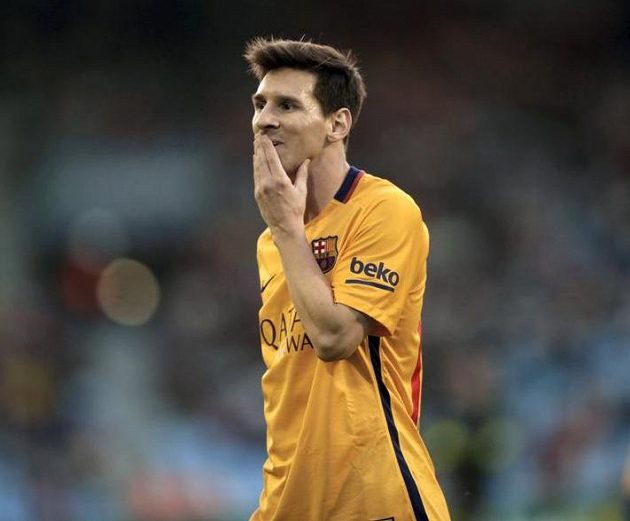 Šokovaný Lionel Messi - jeho Barcelona dostala od Galů čtyři góly a nakonec padla 1:4.