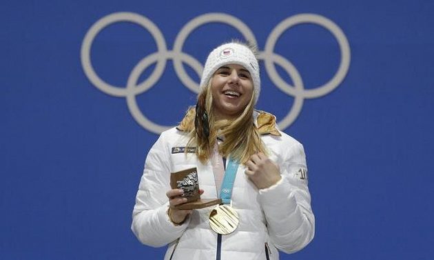 Je to doma! Češka Ester Ledecká, senzační vítězka super-G, už převzala zlatou olympijskou medaili.