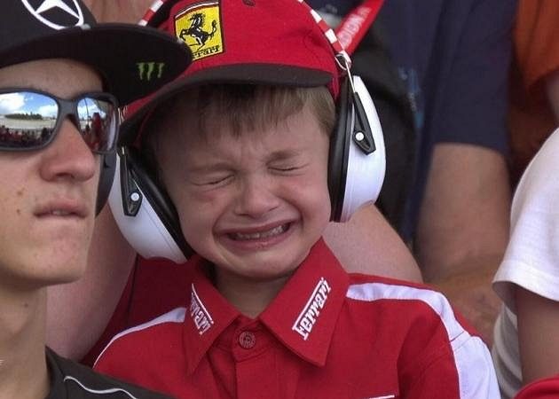 Kimi hned po startu vypadl a jeho malý fanoušek Thomas nebyl k utišení...
