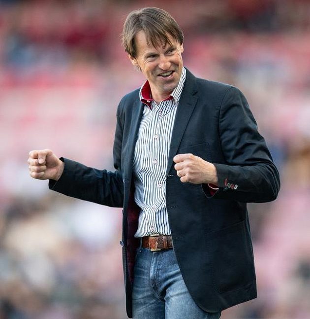 Je to tam! Trenér Karviné František Straka oslavuje vítězství 3:1 na stadionu Sparty.