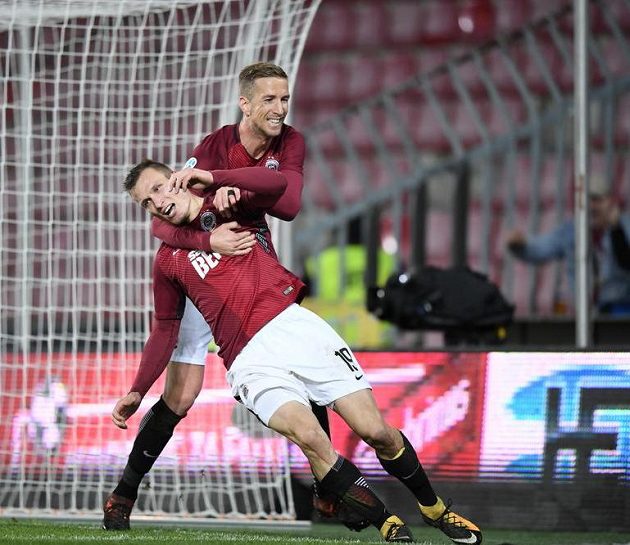 Marc Janko (vzadu) gratuluje Lukáš Štetinovi, autorovi třetího gólu Sparty proti Baníku.