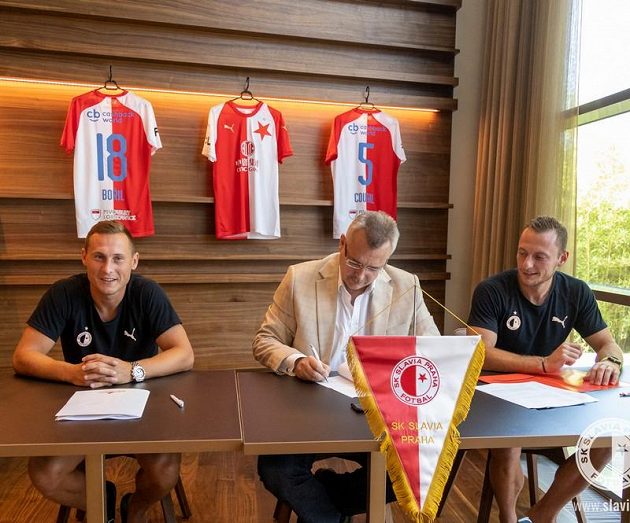 Šéf klubu Jaroslav Tvrdík se vypravil do Rakouska prodloužit smlouvy s Janem Bořilem (vlevo) a Vladimírem Coufalem.